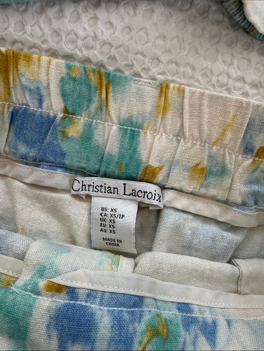 Christian Lacroix Cream matching set with Blue, Teal and Yellow Watercolor Motif - Picture 3 of 7